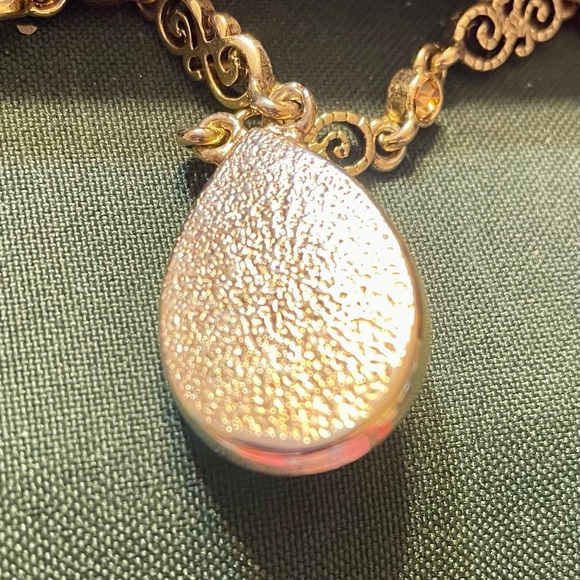 16 inch gold chain with tigers eye oval pendant. Scroll design and rhinestone - Picture 7 of 8